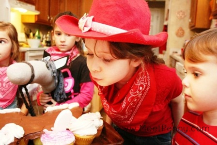 cowgirl birthday party with pull apart horse cupcakes