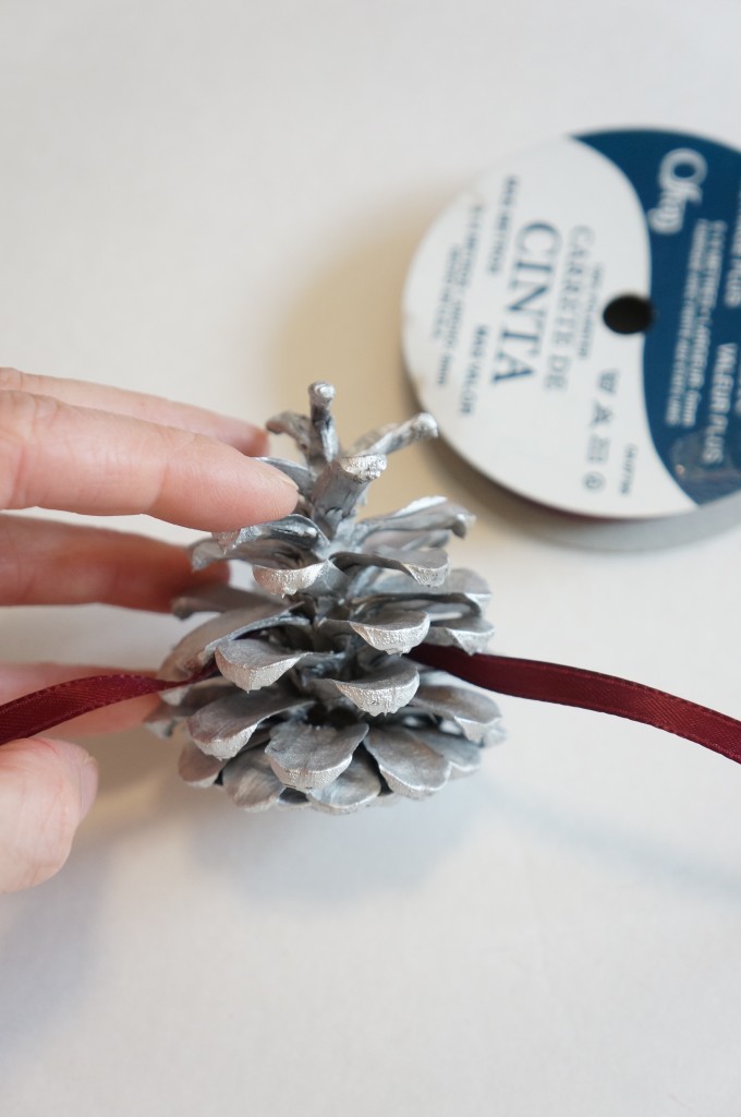 Love these easy (and cheap) pine cone napkin rings! 