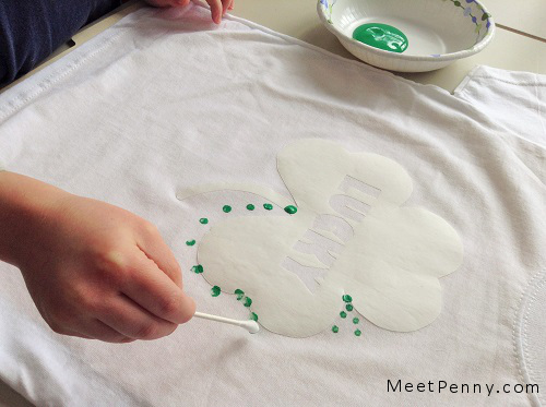 CUTE DIY stenciled St Patrick's Day tshirt for the kids (to help) make